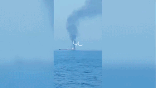 IRIB cho biết con tàu bị chìm một phần sau khi trúng đạn. Video: IRIB.