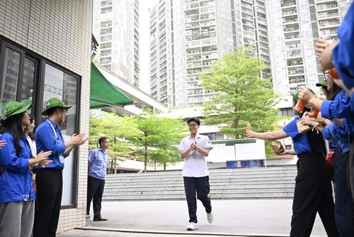 Thí sinh kết thúc môn thi đầu tiên Kì thi tốt nghiệp THPT năm 2026 tại một điểm thi