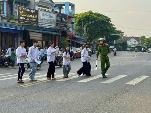Công an xã Phú Lương hỗ trợ thí sinh sang đường