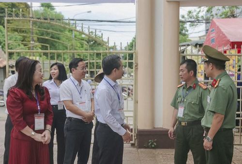 Đoàn công tác thăm và động viên lực lượng an ninh làm nhiệm vụ đảm bảo an toàn tại các điểm thi