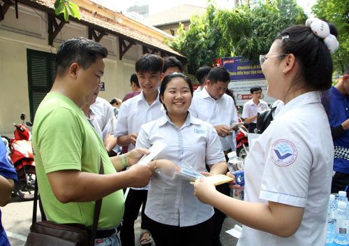 Các thí sinh Trường Cao đẳng Công nghệ TP.HCM bày tỏ niềm vui sau khi hoàn thành môn thi