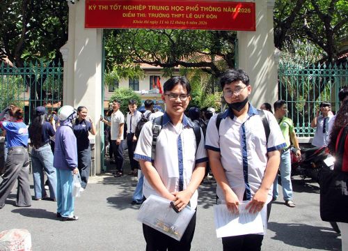 Hai nam sinh bước ra từ phòng thi với gương mặt tự tin