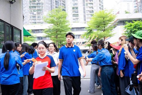 Thí sinh hoàn thành môn thi Toán chiều 11.6