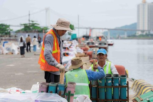 Pháo hoa đang được lắp đặt bên bờ sông Hàn
