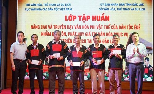 Trao tặng quà, động viên các nghệ nhân tham gia truyền dạy tại lớp tập huấn