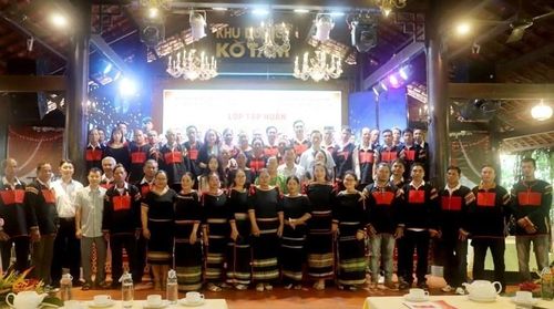 Tham gia tập huấn có hơn 100 nghệ nhân, học viên người Ê Đê đang sinh sống tại Đắk Lắk
