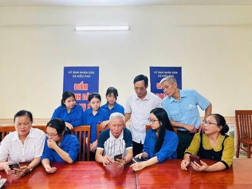 Sau một năm vận hành mô hình chính quyền địa phương 2 cấp, các xã, phường trên địa bàn thành phố Hà Nội đã triển khai có hiệu quả công tác dịch vụ hành chính công và chuyển đổi số, góp phần nâng cao chất lượng công tác quản lý nhà nước và mức độ hài lòng của người dân. Ảnh: Vũ Quang – TTXVN