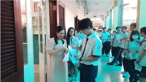 Thí sinh làm thủ tục vào phòng thi.