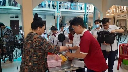 Thí sinh làm thủ tục gửi vật dụng tại điểm thi Trường trung học cơ sở Võ Trường Toàn.
