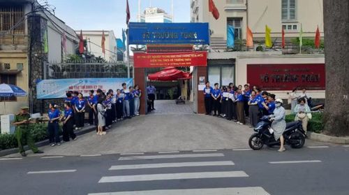Lực lượng tình nguyện viên sẵn sàng hỗ trợ thí sinh.