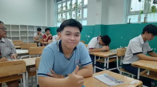 Các thí sinh bình tĩnh bước vào ngày thi đầu tiên.