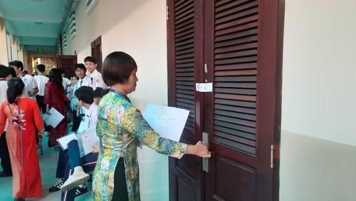 Cán bộ coi thi mở niêm phong phòng thi.