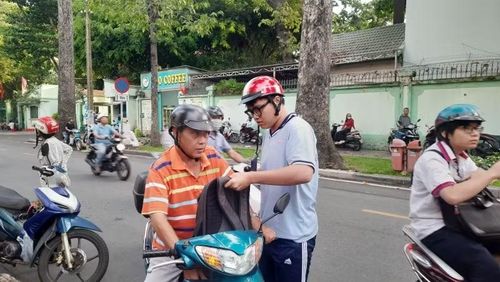 Phụ huynh đưa con mình đến điểm thi.