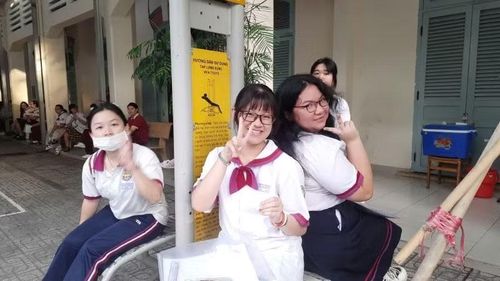 Em Phạm Lê Nhật Vy (giữa), lớp 12A15, Trường trung học phổ thông Trưng Vương, tự tin bước vào kỳ thi.