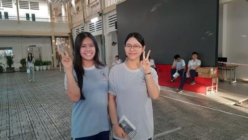Em Võ Nguyễn Bích Ngọc (bên trái ảnh), lớp 12A5, Trường trung học phổ thông Lương Thế Vinh khá tự tin đạt điểm cao để vào Trường đại học Khoa học xã hội và Nhân văn, Đại học Quốc gia Thành phố Hồ Chí Minh.