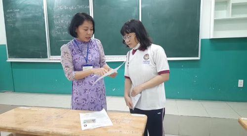 Giáo viên coi thi kiểm tra thông tin thí sinh.