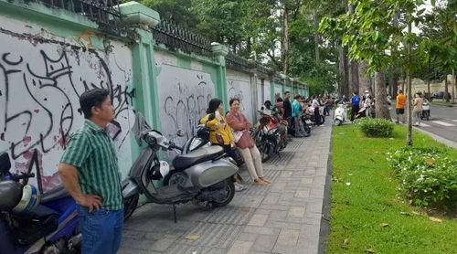 Phụ huynh hồi hộp chờ đợi bên ngoài điểm thi.