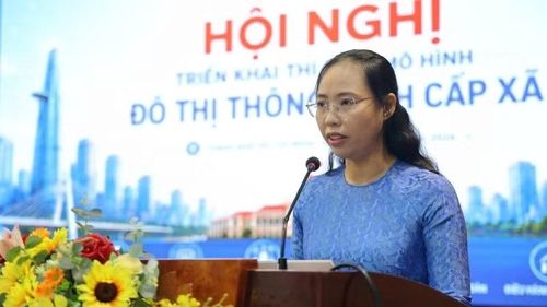 Bà Nguyễn Thị Như Ý, Chủ tịch Ủy ban nhân dân phường Phú Nhuận phát biểu tại hội nghị.