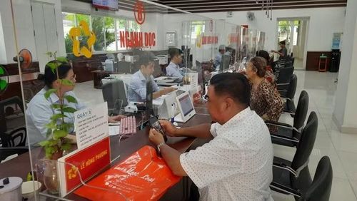 Người dân làm thủ tục hành chính tại phường Phú Nhuận, Thành phố Hồ Chí Minh.