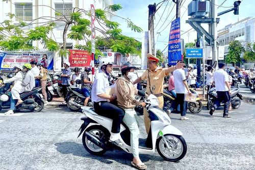 Cán bộ Phòng Cảnh sát giao thông Công an tỉnh Cà Mau phân luồng, điều tiết giao thông tại điểm thi Trường trung học phổ thông Cà Mau.