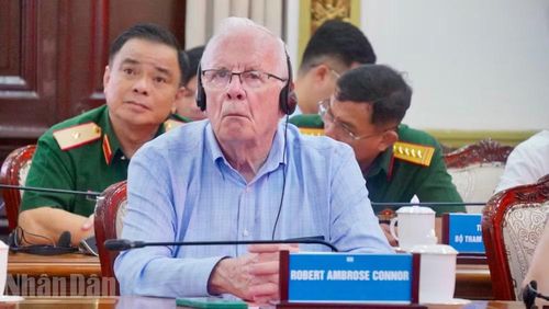 Ông Robert Ambrose Connor chăm chú theo dõi hội thảo xác minh thông tin về liệt sĩ, mộ liệt sĩ.