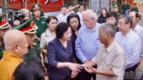 Trước đó (ngày 8/6), ông Robert Ambrose Connor có mặt trong buổi khảo sát, gặp gỡ các nhân chứng của Phó Thủ tướng Chính phủ Phạm Thị Thanh Trà nhằm tìm thông tin về hố chôn tập thể liệt sĩ tại Công viên Lê Thị Riêng.