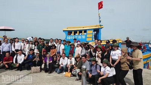 Đoàn đại biểu, nghệ sĩ tham gia buổi sinh hoạt chuyên đề chụp ảnh lưu niệm tại Thiềng Liềng.