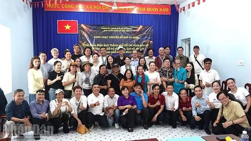 Đoàn đại biểu, nghệ sĩ chụp ảnh lưu niệm tại buổi sinh hoạt chuyên đề. (Ảnh: LINH BẢO)