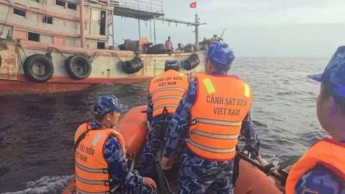 Lực lượng chức năng Vùng Cảnh sát biển 2 tiếp cận, kiểm tra tàu cá vi phạm.