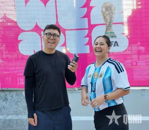 Tác giả bài viết (bên trái) trò chuyện cùng cổ động viên đội tuyển Argentina.