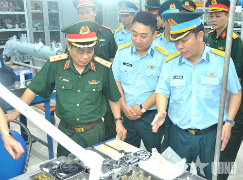 Đại tá Phạm Bá Nguyên, Giám đốc Nhà máy A32 giới thiệu với Trung tướng Trần Minh Đức, Chủ nhiệm Tổng cục Hậu cần-Kỹ thuật về các sản phẩm vật tư kim loại đặc chủng do Nhà máy tự chế tạo. Ảnh: HỒ KHÁNH