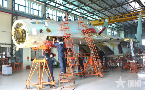 Hoạt động sửa chữa máy bay Su-30MK2 tại Phân xưởng 6, Nhà máy A32. Ảnh: HỒ KHÁNH