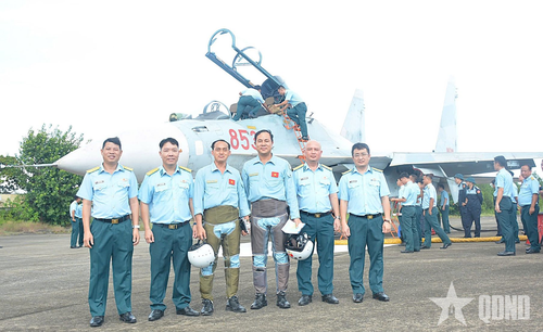  Ban giám đốc Nhà máy A32 với phi công sau khi bay thử thành công máy bay Su-30MK2 số 8535- máy bay Su-30MK2 đầu tiên sửa chữa lớn, tăng tổng niên hạn thành công tại Nhà máy. Ảnh: HỒ KHÁNH 