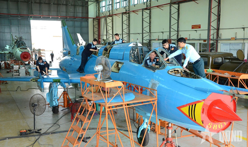 Hoạt động sửa chữa máy bay Su-22 tại Phân xưởng 7, Nhà máy A32 (năm 2024). Ảnh: HỒ KHÁNH
