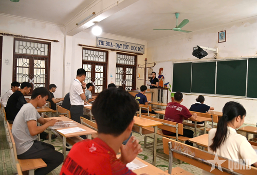 Thí sinh nghe phổ biến quy chế và hướng dẫn làm thủ tục dự thi.
