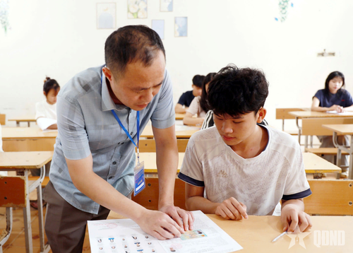 Giáo viên hỗ trợ thí sinh kiểm tra thông tin cá nhân, bảo đảm đầy đủ điều kiện dự thi.