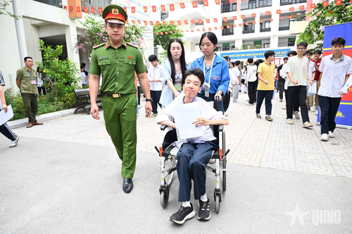  Em Đinh Thanh Sơn sau bài thi môn Ngữ văn. 