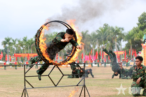  Chiến sĩ Đại đội Trinh sát, Trung đoàn 143 biểu diễn võ thuật. 