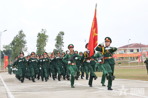 Duyệt đội ngũ chiến sĩ mới thuộc Tiểu đoàn 2 và Tiểu đoàn 3, Trung đoàn 143.