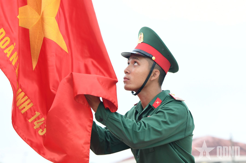  Trần Xuân Dự - chiến sĩ mới Tiểu đoàn 2, Trung đoàn 143 thay mặt chiến sĩ mới tuyên thệ dưới Quân kỳ. 