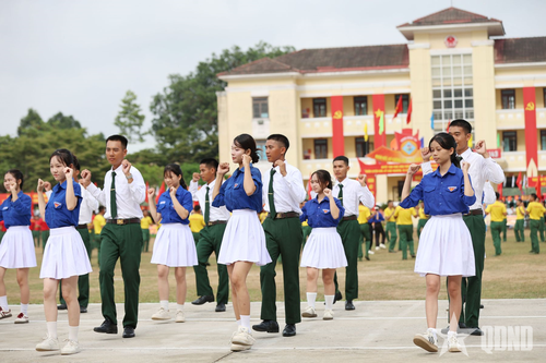  Chiến sĩ mới Trung đoàn 143 và đơn vị kết nghĩa trình diễn các điệu dân vũ. 