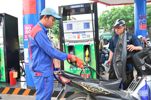 Từ chiều nay (11-6), giá xăng dầu đồng loạt giảm. Ảnh minh họa: qdnd.vn
