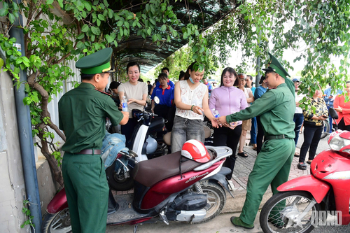Trong lúc chờ con hoàn thành bài thi, các bậc phụ huynh được đoàn viên, thanh viên tặng nước uống.