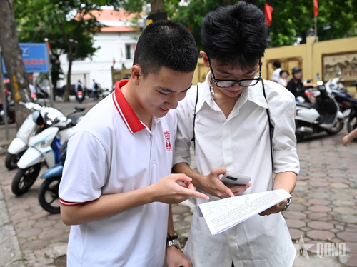 Đào Đăng Khoa (bên phải) cùng bạn kiểm tra lại đề thi môn Toán.
