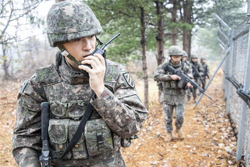 Binh sĩ Hàn Quốc tham gia tập trận tại khu vực giáp giới với Triều Tiên. Ảnh: YONHAP/TTXVN