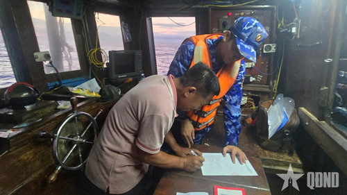 Lực lượng chức năng Vùng Cảnh sát biển 2 lập biên bản đối với hành vi vi phạm IUU của tàu cá.