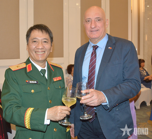 Đại biểu dự chiêu đãi.