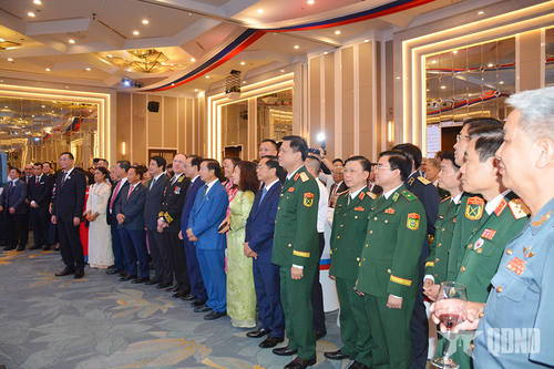 Đại biểu dự chiêu đãi.
