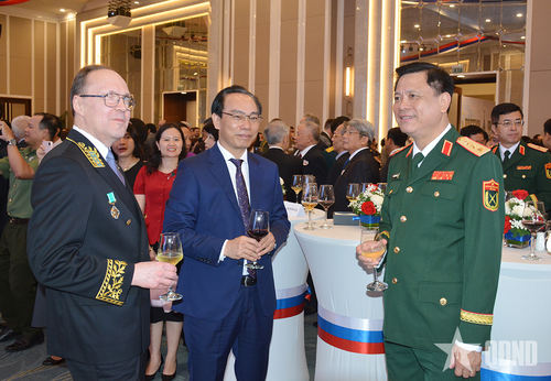 Bộ trưởng Hoàng Minh Sơn, Thượng tướng Nguyễn Trường Thắng và Đại sứ Gennady Stepanovich Bezdetko. 