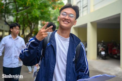 Kỳ thi năm nay cũng ghi nhận những thí sinh tự do đến trường thi với tâm lý hoàn toàn thoải mái. Một trường hợp thú vị là Trịnh Văn Hiệp, hiện là sinh viên năm thứ nhất của Trường Đại học Công nghệ (ĐHQG Hà Nội) Bước ra khỏi phòng thi, Hiệp nhận xét, đề Toán "dễ thở" hơn năm ngoái, hoàn toàn nằm trong tầm dự đoán và tự tin khẳng định bài làm của mình có thể đạt điểm 10 tuyệt đối. Chia sẻ về mục đích dự thi, Hiệp vui vẻ cho biết mình không đăng ký nguyện vọng xét tuyển nào mà chỉ đi thi để trải nghiệm và kiểm tra lại kiến thức. (Ảnh: Trung Sơn)
